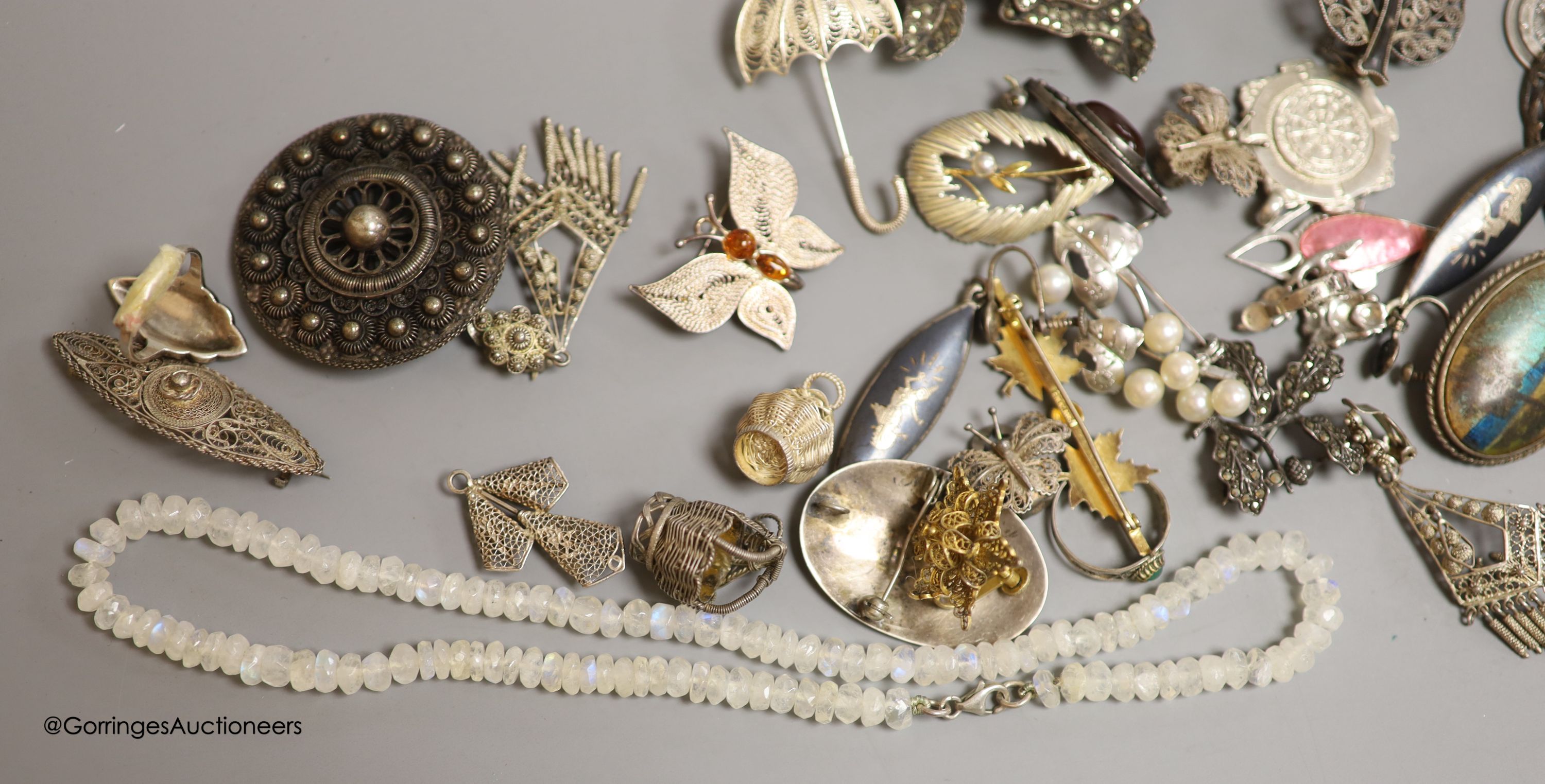 A small quantity of assorted jewellery, including costume, silver and white metal.